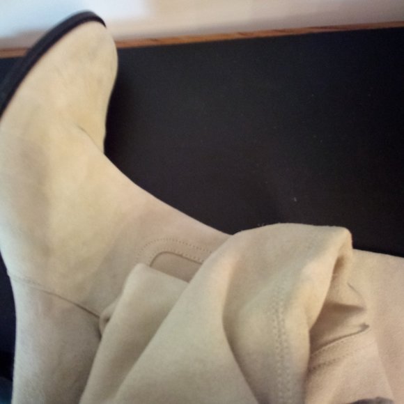 📚 Cream Colored Suede Boots - Picture 3 of 6